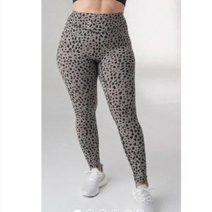 Balance athletica kingdom 2.0 snow leopard leggings